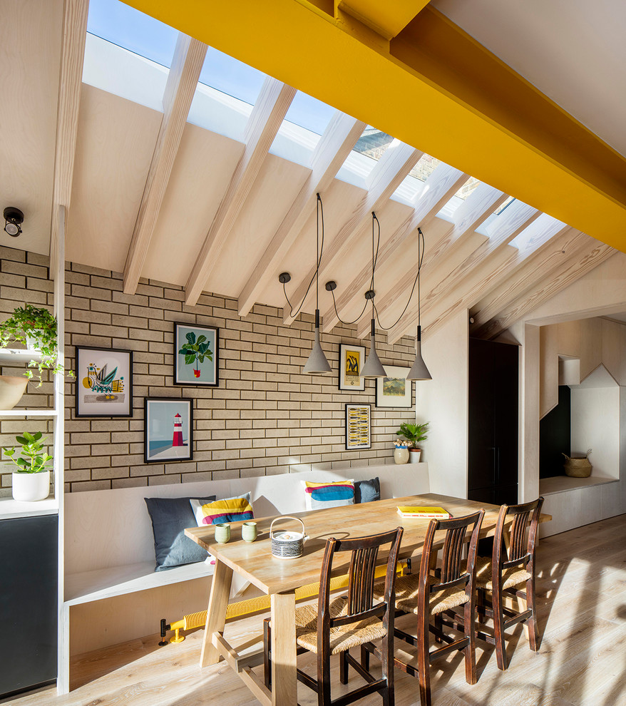 Immagine di una sala da pranzo minimal con parquet chiaro e pavimento beige