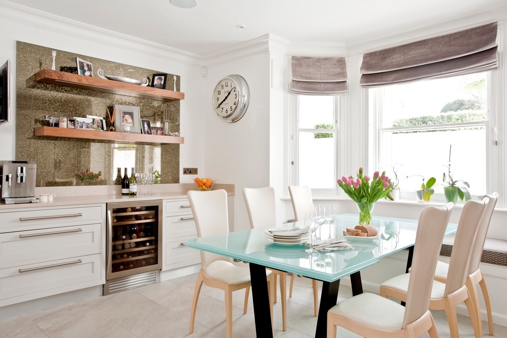 Свежая идея для дизайна: кухня-столовая в стиле неоклассика (современная классика) с белыми стенами - отличное фото интерьера