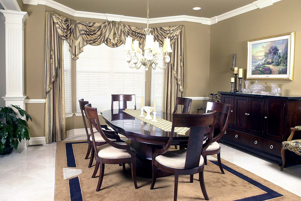 Стильный дизайн: отдельная столовая среднего размера в классическом стиле с коричневыми стенами и мраморным полом - последний тренд