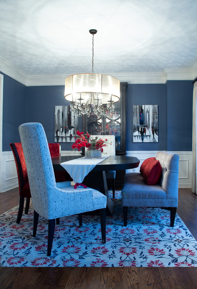 Источник вдохновения для домашнего уюта: отдельная столовая среднего размера в стиле неоклассика (современная классика) с синими стенами, паркетным полом среднего тона и коричневым полом без камина