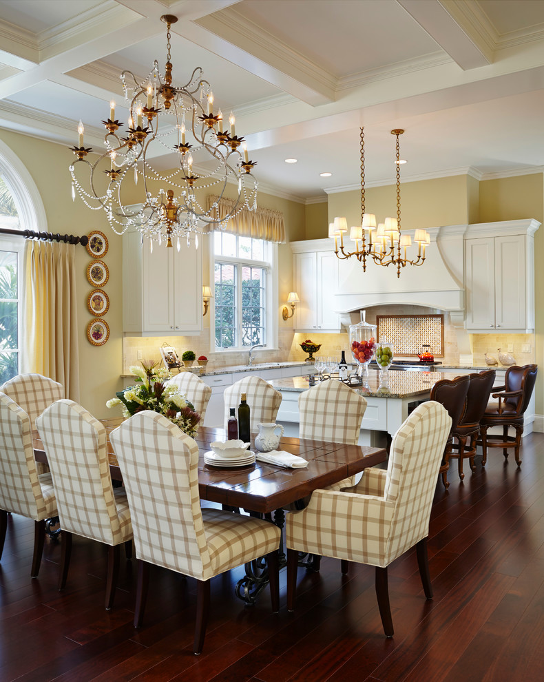 Стильный дизайн: кухня-столовая в классическом стиле с желтыми стенами, паркетным полом среднего тона и коричневым полом - последний тренд