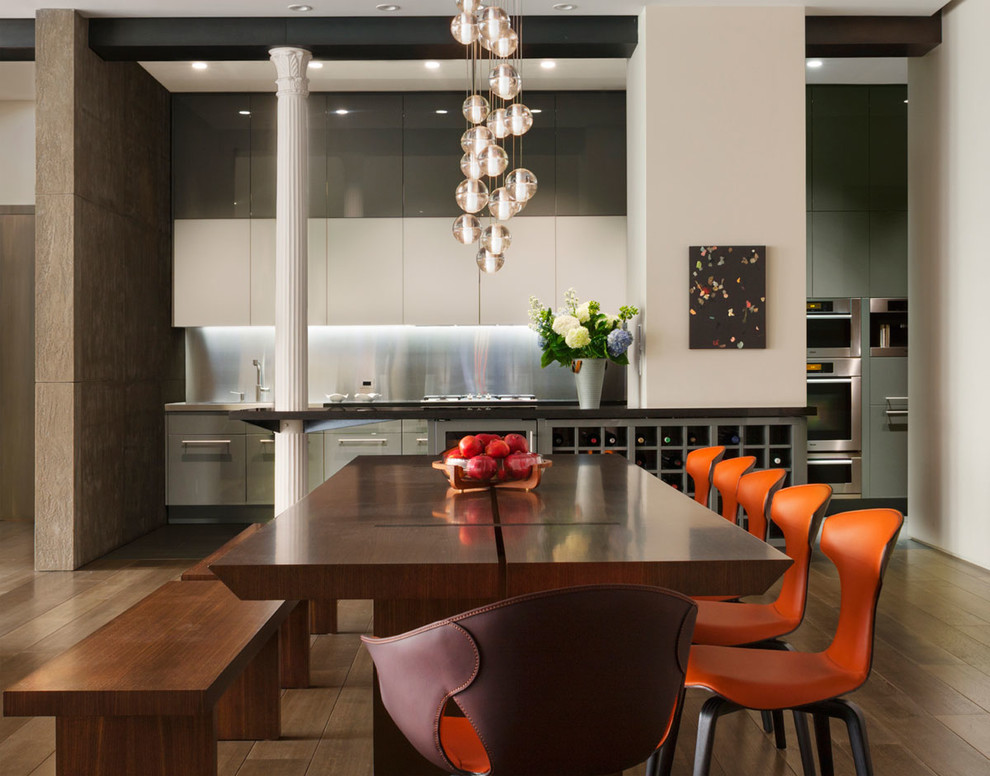 Esempio di una sala da pranzo aperta verso il soggiorno design con pareti bianche, parquet scuro e pavimento marrone