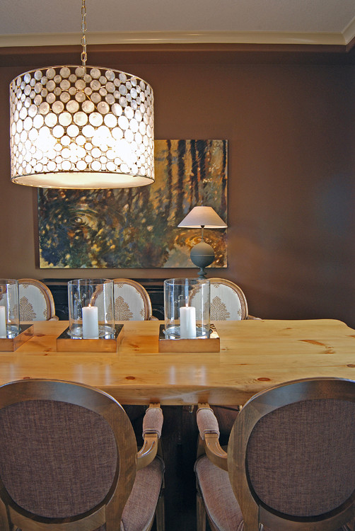Exemple d'une salle à manger éclectique avec un mur marron.