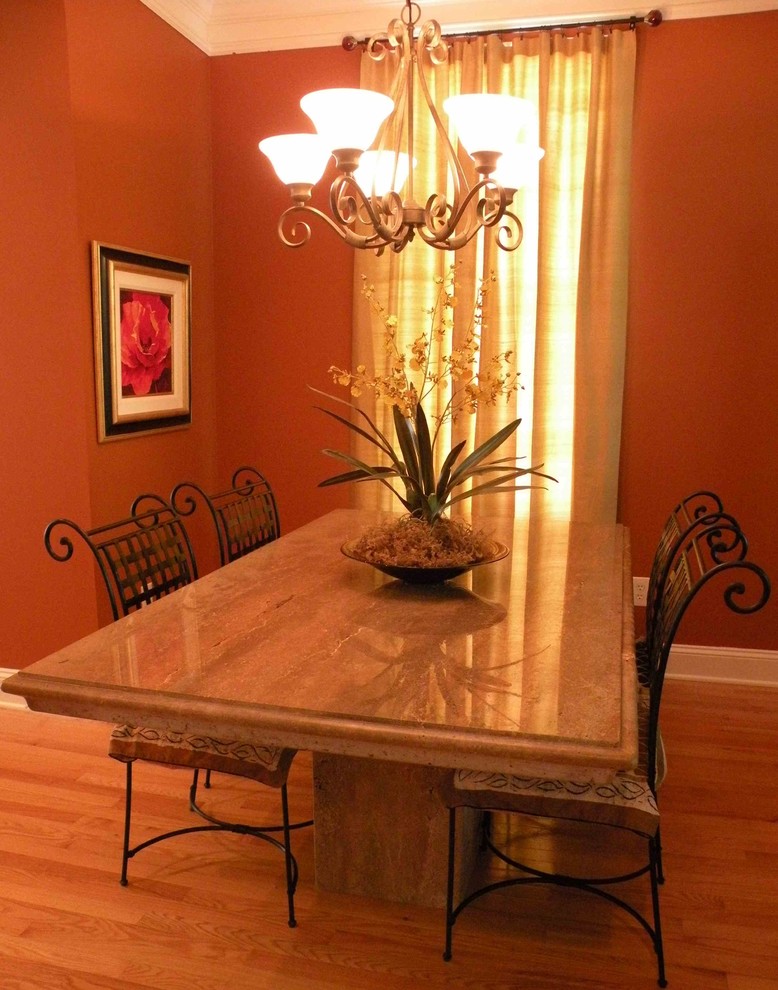 Cette photo montre une salle à manger ouverte sur le salon tendance de taille moyenne avec un mur orange, parquet clair, une cheminée standard, un manteau de cheminée en bois, un sol marron et un plafond décaissé.