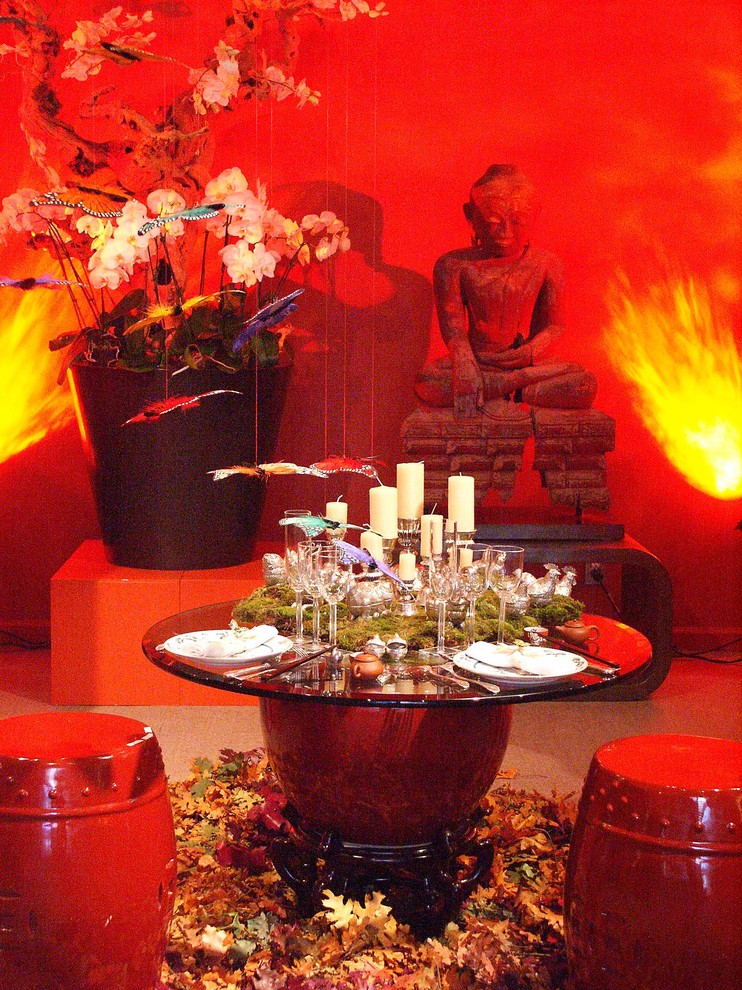 Immagine di una piccola sala da pranzo etnica chiusa con pareti rosse, moquette e nessun camino