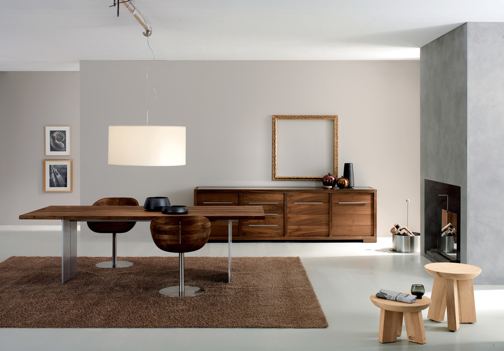 Стильный дизайн: столовая в скандинавском стиле с серыми стенами и стандартным камином - последний тренд