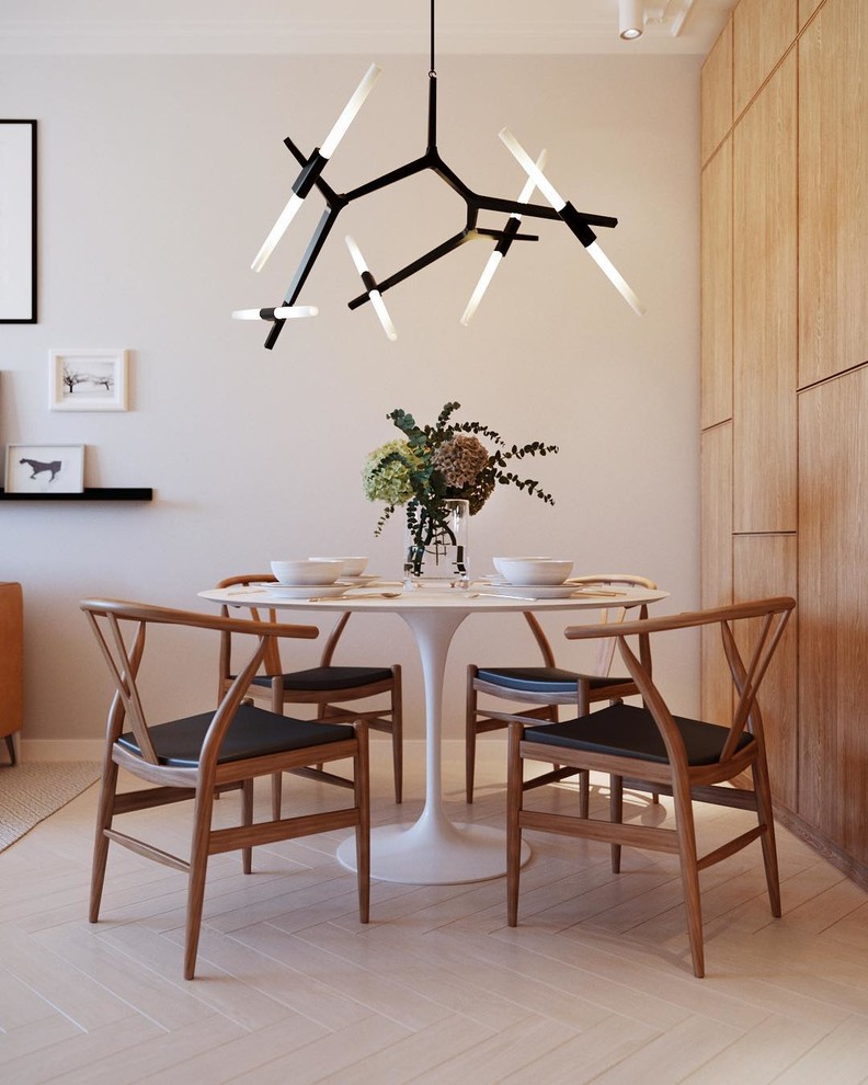 Idee per una piccola sala da pranzo aperta verso la cucina contemporanea con pareti beige, pavimento in legno verniciato e pavimento bianco