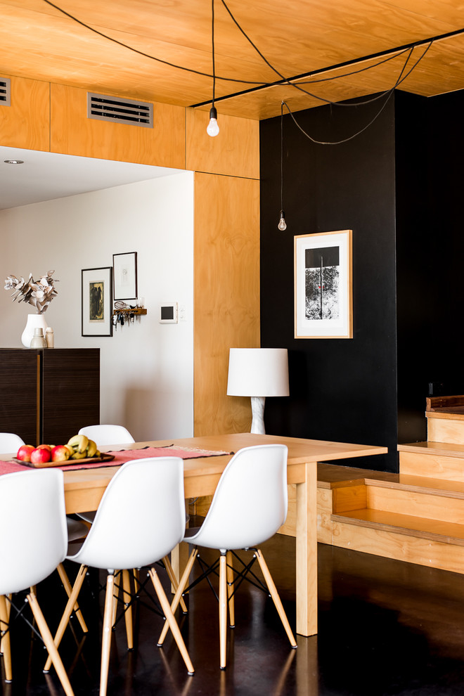 Idee per una sala da pranzo aperta verso la cucina classica di medie dimensioni con pareti bianche e pavimento in cemento