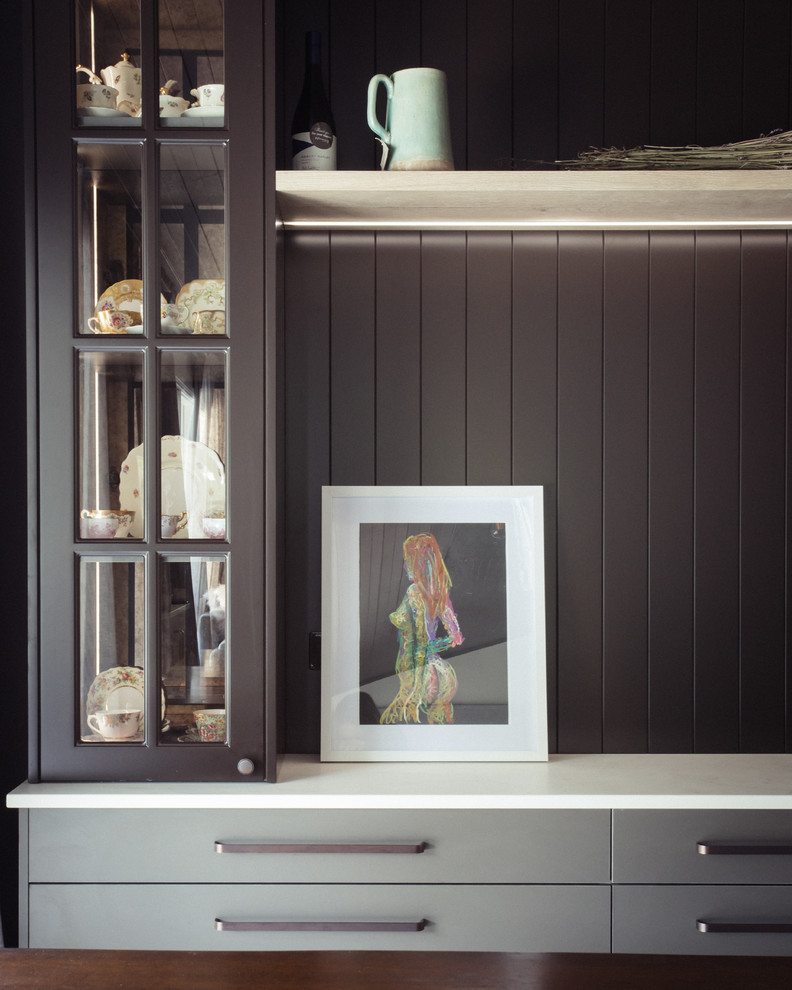 На фото: маленькая кухня-столовая в стиле неоклассика (современная классика) с коричневыми стенами, полом из керамической плитки и серым полом для на участке и в саду