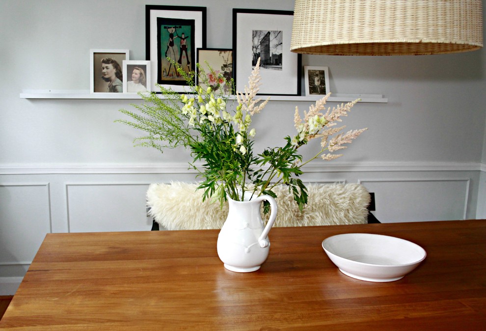 Foto de comedor bohemio pequeño con paredes blancas