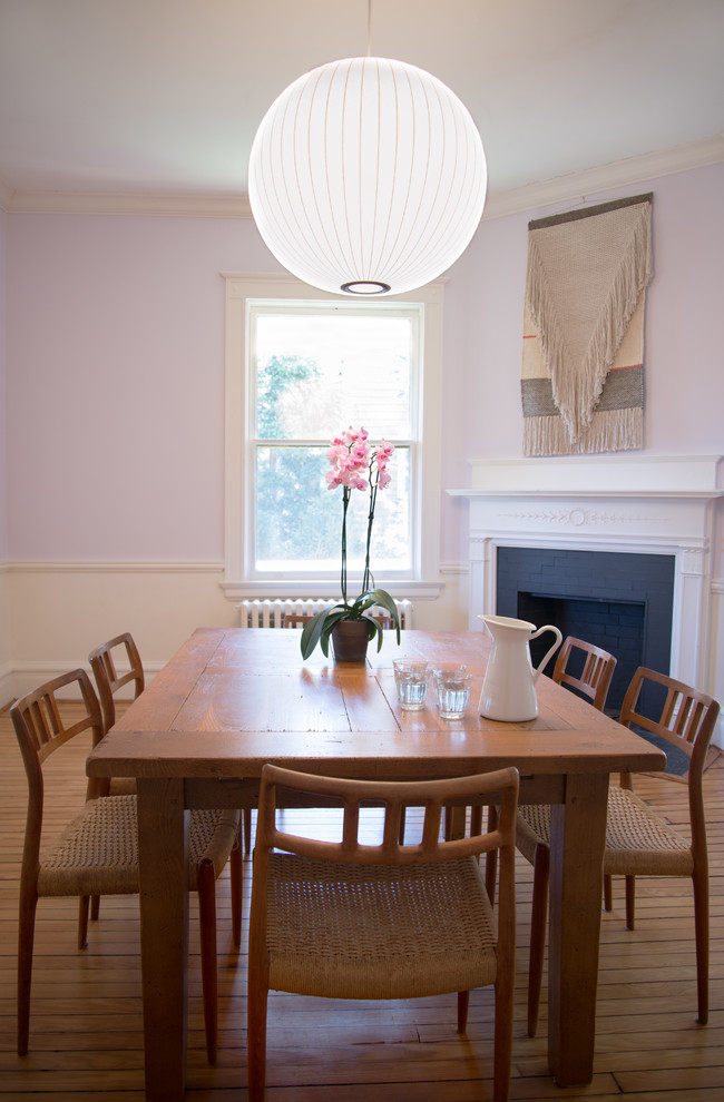 Cette image montre une salle à manger vintage de taille moyenne avec un mur blanc, parquet clair et une cheminée d'angle.