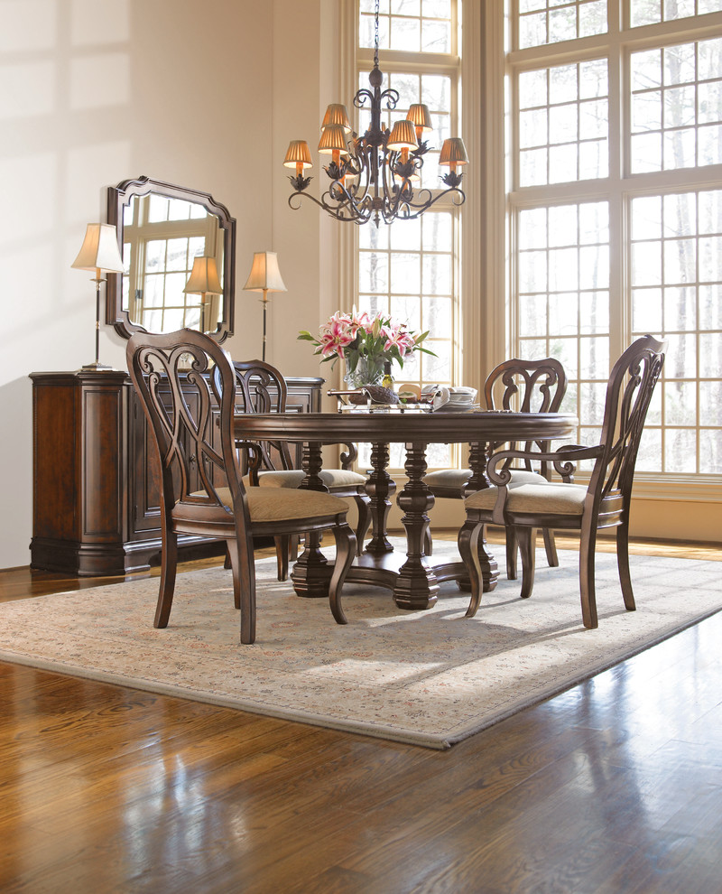 Idée de décoration pour une grande salle à manger ouverte sur le salon tradition avec un mur blanc et un sol en bois brun.