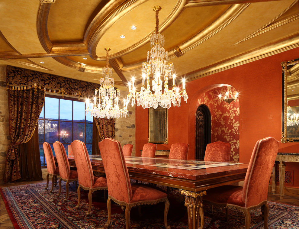 Aménagement d'une très grande salle à manger ouverte sur le salon classique avec un mur rouge et parquet foncé.