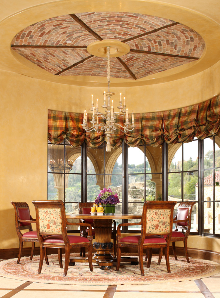 Inspiration pour une très grande salle à manger ouverte sur la cuisine traditionnelle avec un mur beige et un sol en marbre.