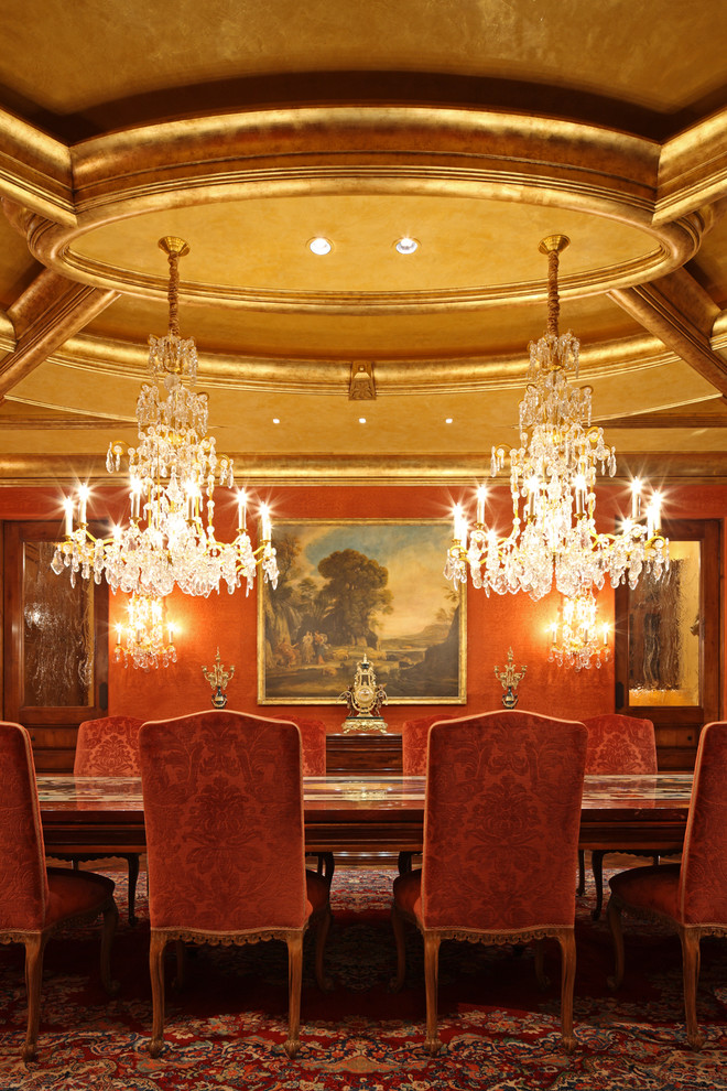 Идея дизайна: огромная гостиная-столовая в классическом стиле с красными стенами и ковровым покрытием