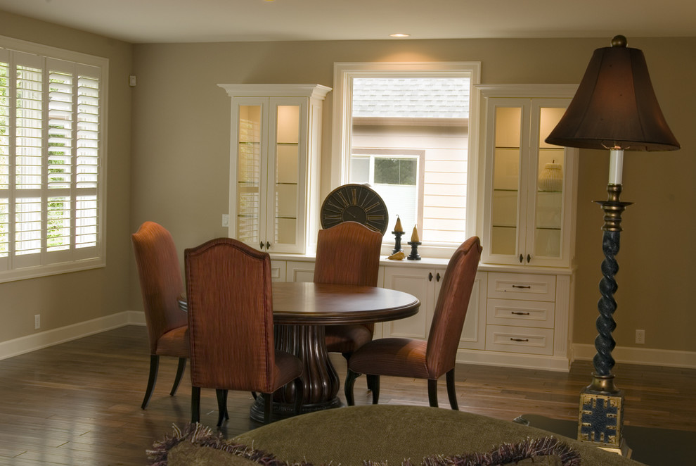 Aménagement d'une salle à manger classique avec un mur marron et un sol en bois brun.
