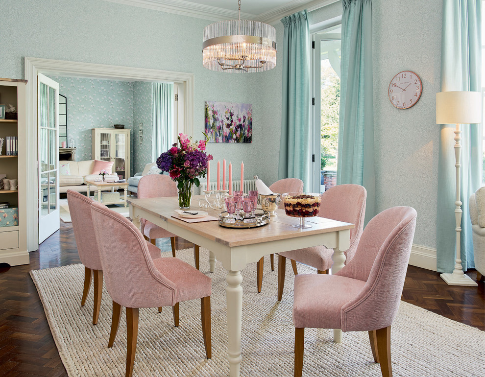 Inspiration pour une rideau de salle à manger traditionnelle fermée avec un mur bleu et parquet foncé.