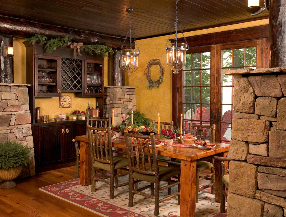 Aménagement d'une salle à manger montagne fermée et de taille moyenne avec un mur beige, un sol en bois brun et un sol marron.