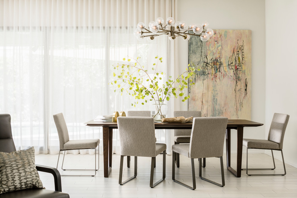 Cette photo montre une salle à manger ouverte sur le salon tendance avec un mur blanc, parquet peint et un sol blanc.