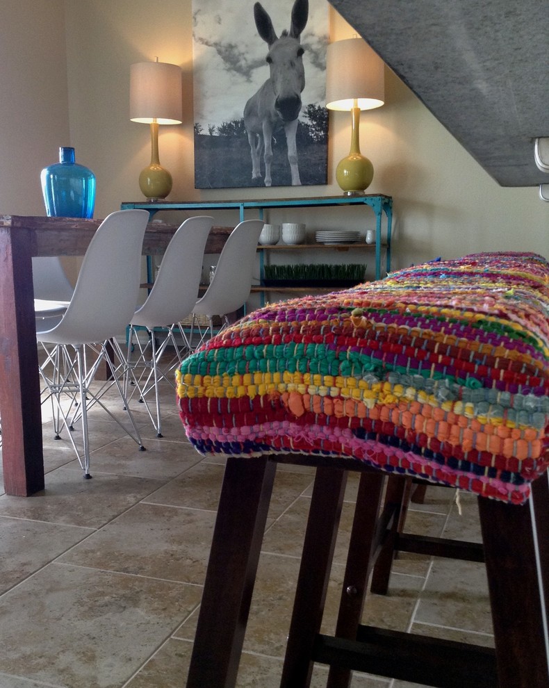 Ispirazione per una sala da pranzo aperta verso la cucina minimalista con pareti beige e pavimento in gres porcellanato