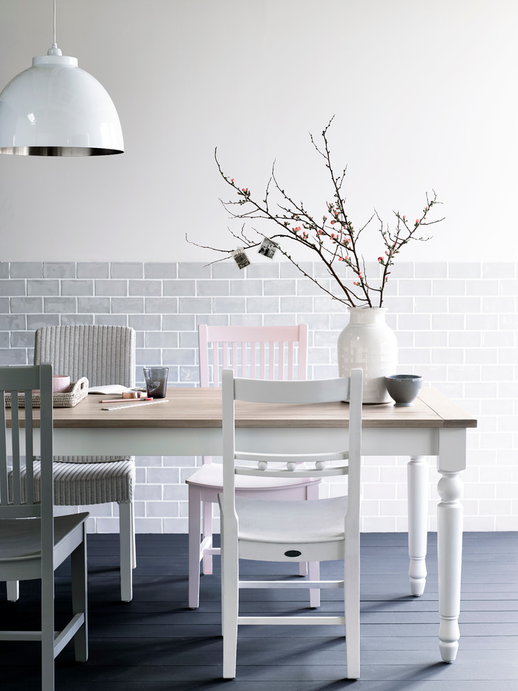 Источник вдохновения для домашнего уюта: столовая в скандинавском стиле с черным полом