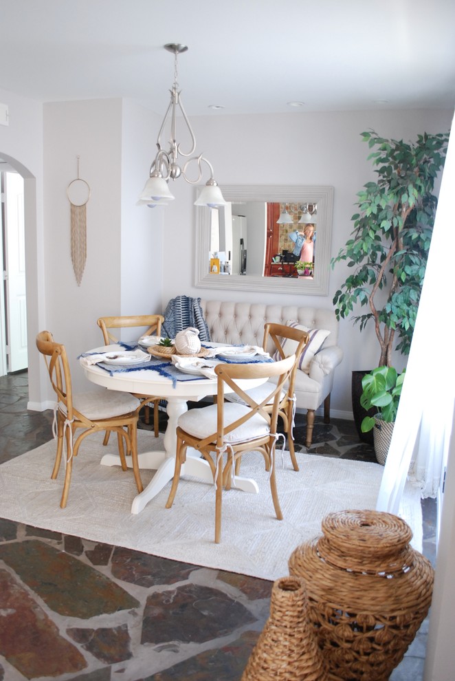 Immagine di una sala da pranzo aperta verso la cucina costiera di medie dimensioni con pareti grigie, pavimento in ardesia e pavimento grigio