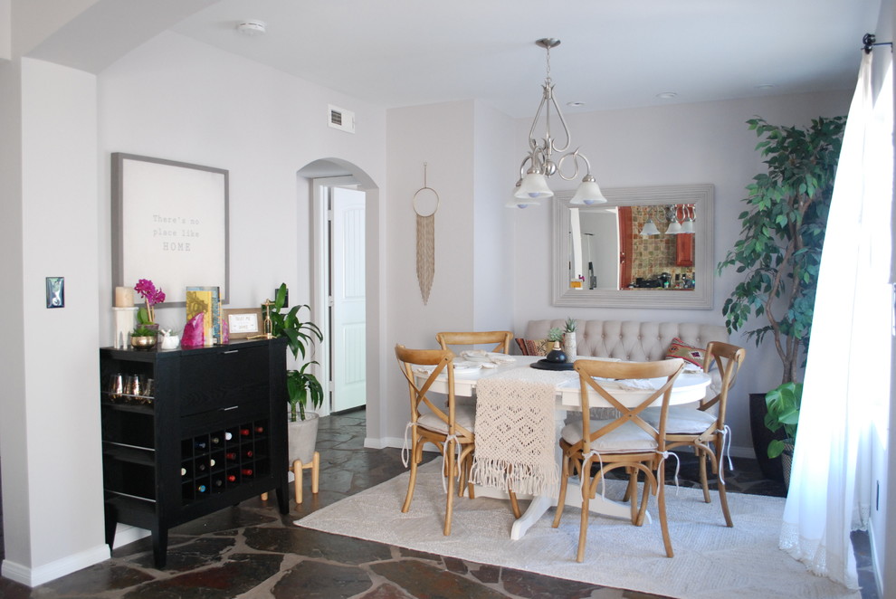 Ispirazione per una sala da pranzo aperta verso la cucina stile marinaro di medie dimensioni con pareti grigie, pavimento in ardesia e pavimento grigio