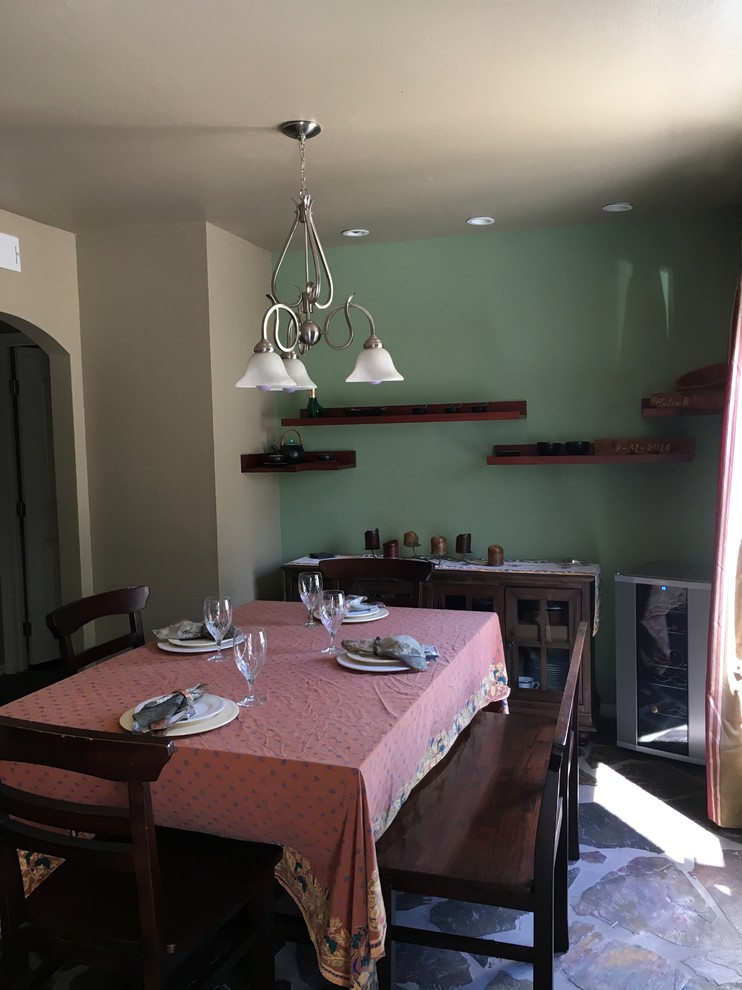 На фото: кухня-столовая среднего размера в морском стиле с серыми стенами, полом из сланца и серым полом с