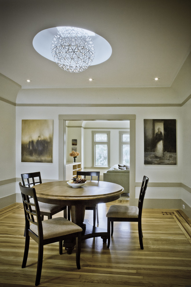 Foto di una sala da pranzo chic con pareti bianche e pavimento in legno massello medio