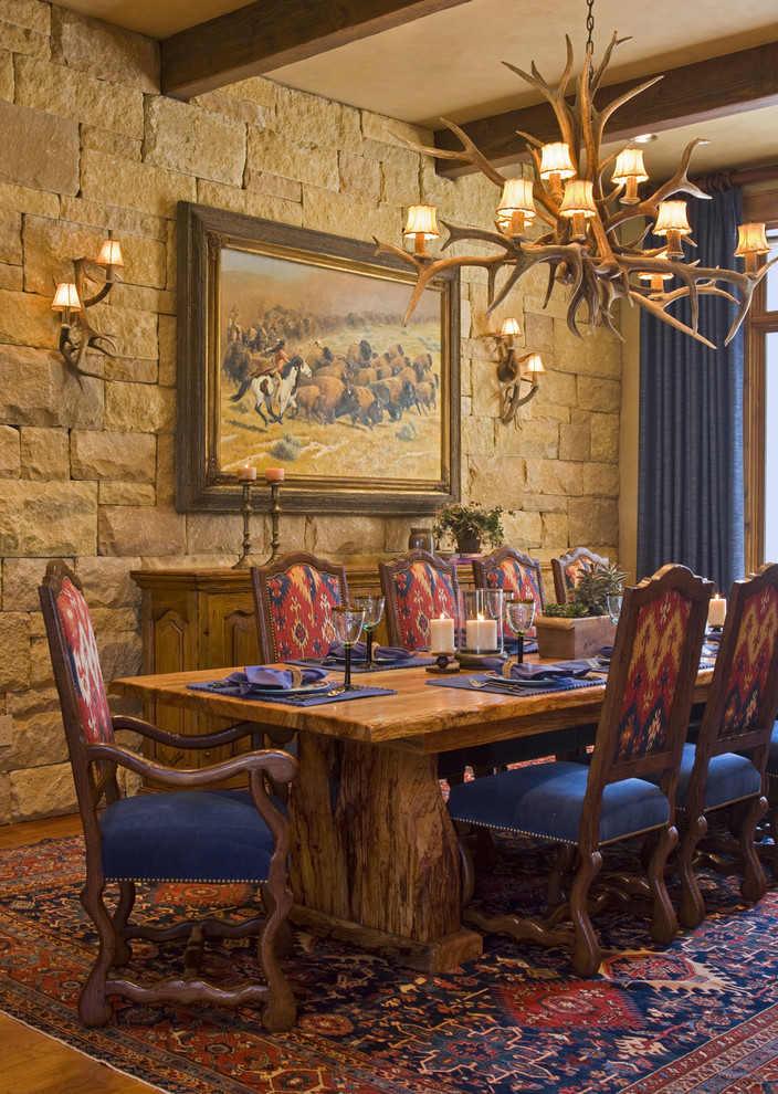 Idee per una sala da pranzo stile rurale con pareti beige e parquet scuro