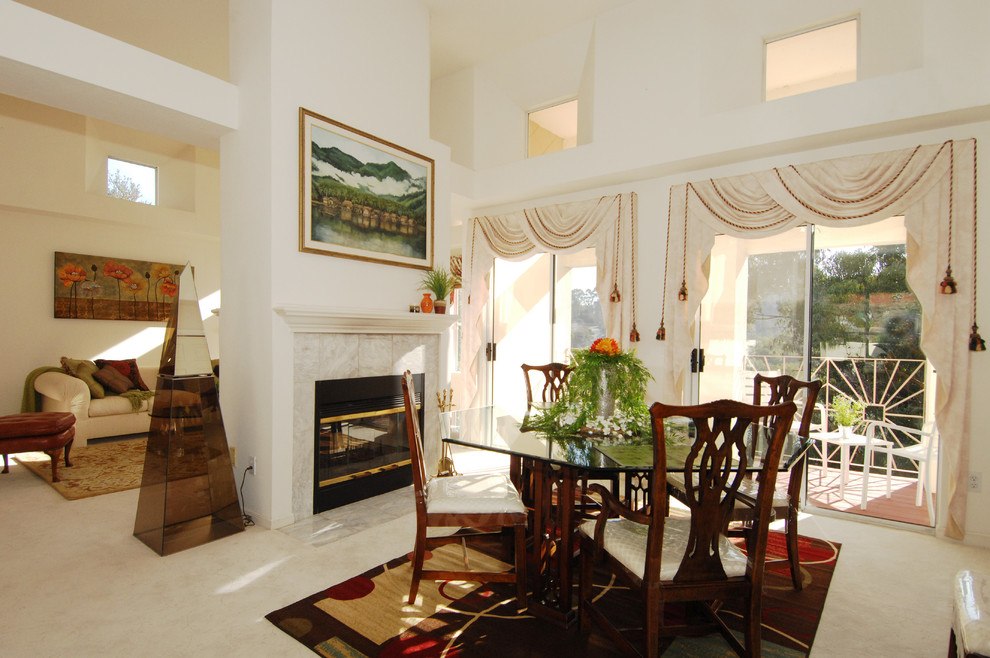 サンフランシスコにある低価格の広いトランジショナルスタイルのおしゃれなダイニングキッチン (白い壁、カーペット敷き、両方向型暖炉、石材の暖炉まわり、白い床) の写真