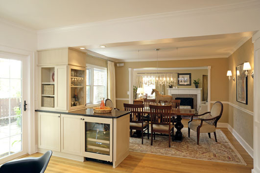 Esempio di una sala da pranzo aperta verso la cucina classica con pareti beige e pavimento in legno massello medio