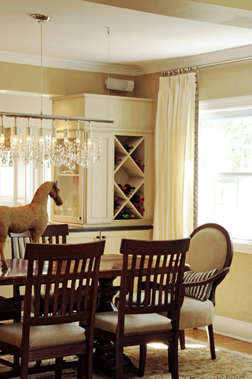 Ispirazione per una sala da pranzo aperta verso la cucina chic con pareti beige e pavimento in legno massello medio
