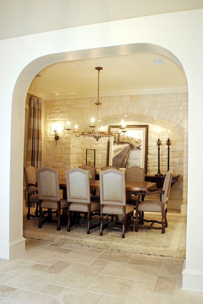 Immagine di una sala da pranzo eclettica chiusa con pareti beige