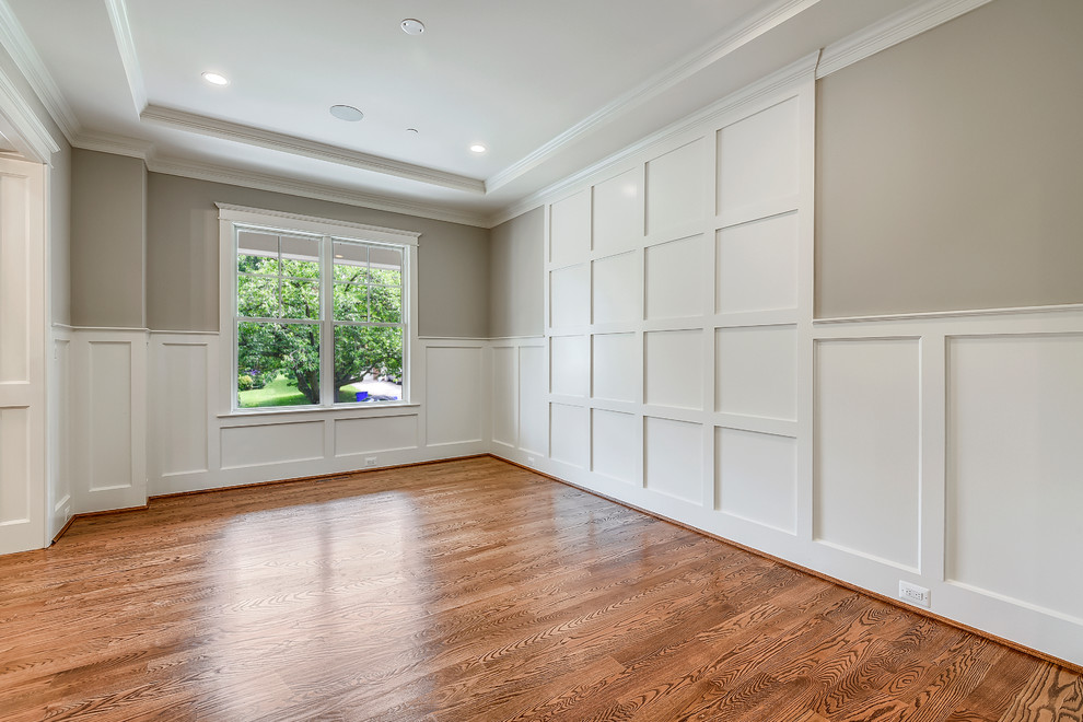 Geschlossenes, Mittelgroßes Klassisches Esszimmer ohne Kamin mit grauer Wandfarbe, braunem Holzboden und braunem Boden in Washington, D.C.