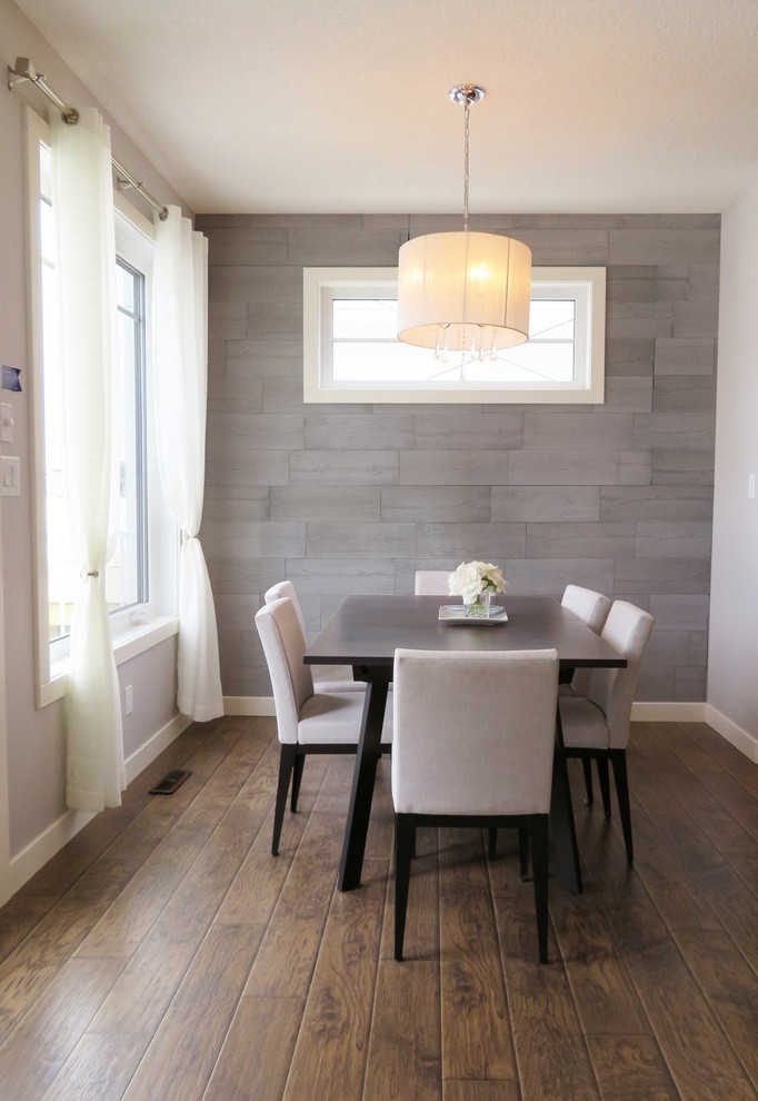 Diseño de comedor de cocina minimalista pequeño con paredes beige, suelo de madera oscura y suelo marrón