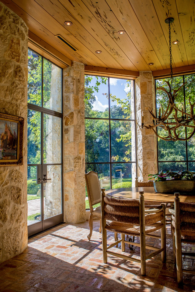 Geschlossenes, Mittelgroßes Rustikales Esszimmer ohne Kamin mit Backsteinboden und beiger Wandfarbe in Austin