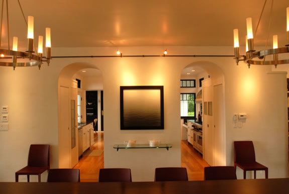 Aménagement d'une grande salle à manger ouverte sur la cuisine classique avec un mur beige, parquet clair et un sol marron.