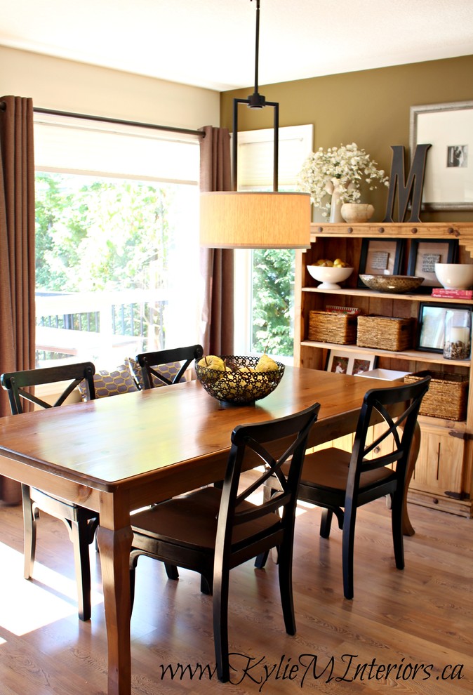 Idee per una piccola sala da pranzo aperta verso il soggiorno tradizionale con pareti verdi e pavimento in legno massello medio