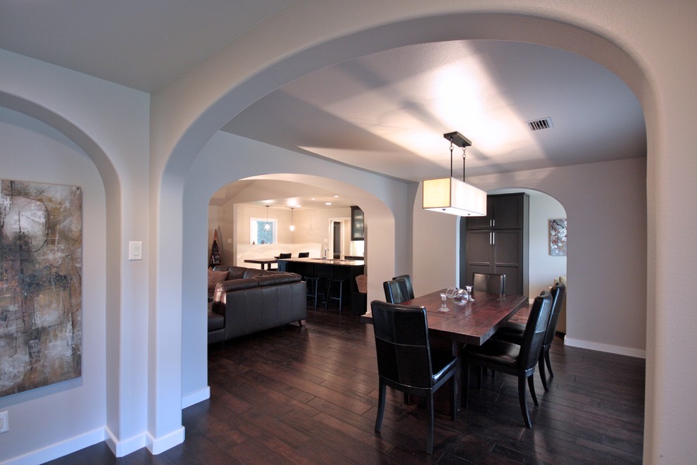 Esempio di una sala da pranzo aperta verso la cucina minimal di medie dimensioni con pareti beige, pavimento in legno massello medio e nessun camino