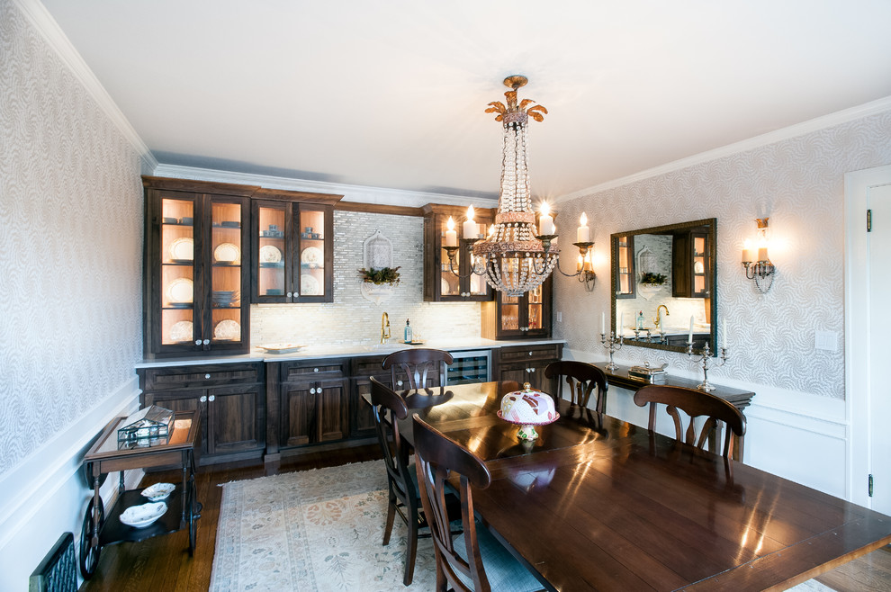 На фото: отдельная столовая в классическом стиле с серыми стенами, паркетным полом среднего тона и коричневым полом без камина