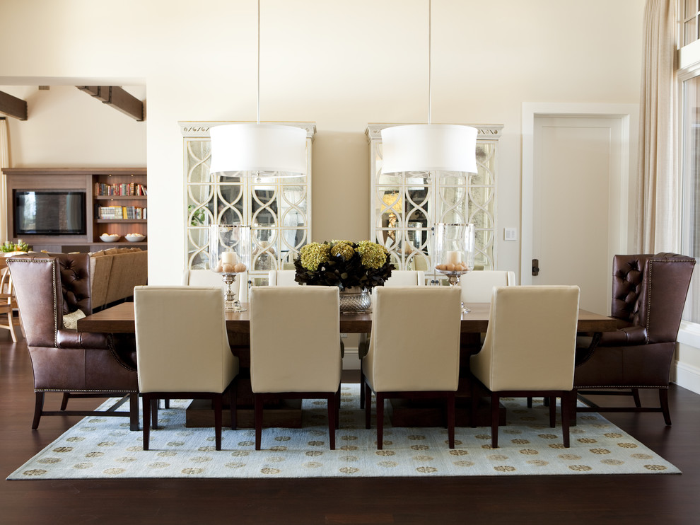 Exemple d'une salle à manger moderne avec un mur beige et parquet foncé.