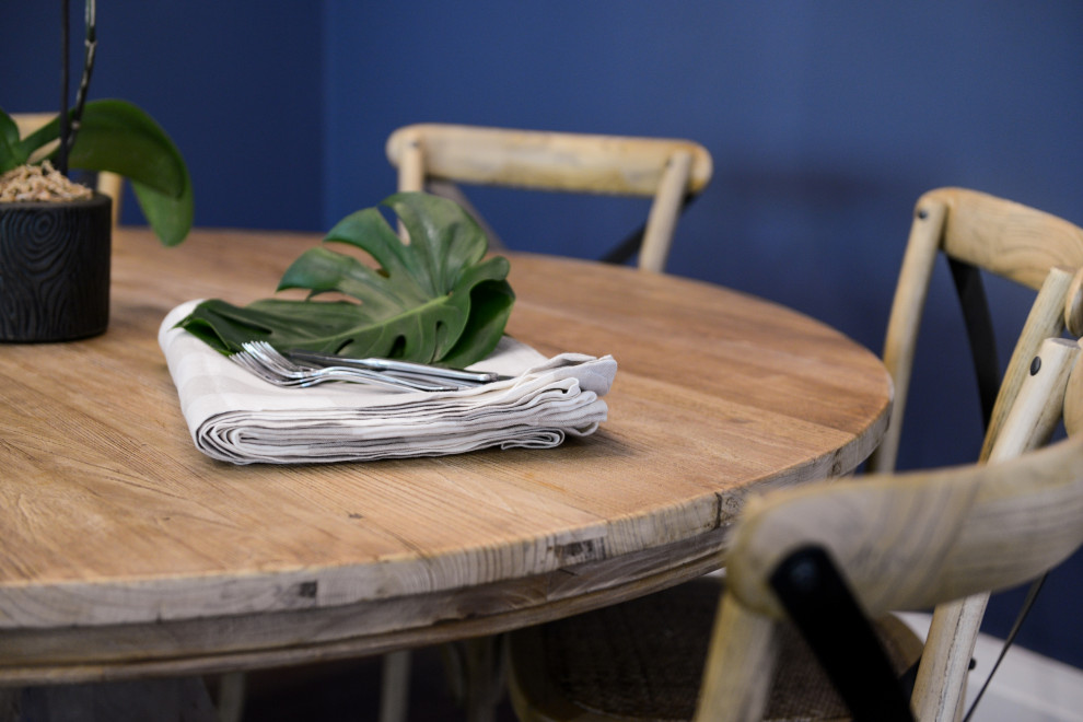 На фото: столовая в стиле неоклассика (современная классика) с синими стенами и темным паркетным полом с