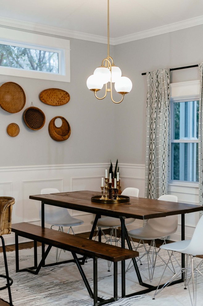 Стильный дизайн: кухня-столовая среднего размера в стиле фьюжн с серыми стенами, темным паркетным полом и коричневым полом - последний тренд