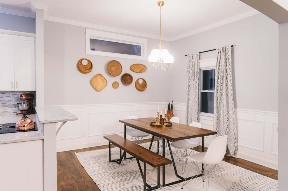 Idée de décoration pour une salle à manger ouverte sur la cuisine bohème de taille moyenne avec un mur gris, parquet foncé et un sol marron.