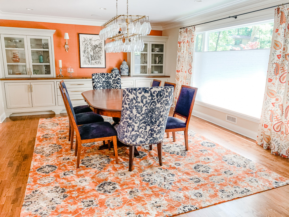 Идея дизайна: большая кухня-столовая в стиле неоклассика (современная классика) с оранжевыми стенами, паркетным полом среднего тона, коричневым полом и обоями на стенах