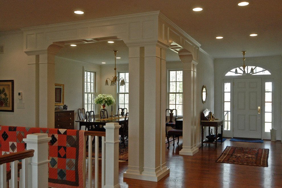 Esempio di una grande sala da pranzo classica con pareti bianche, pavimento in legno massello medio e nessun camino