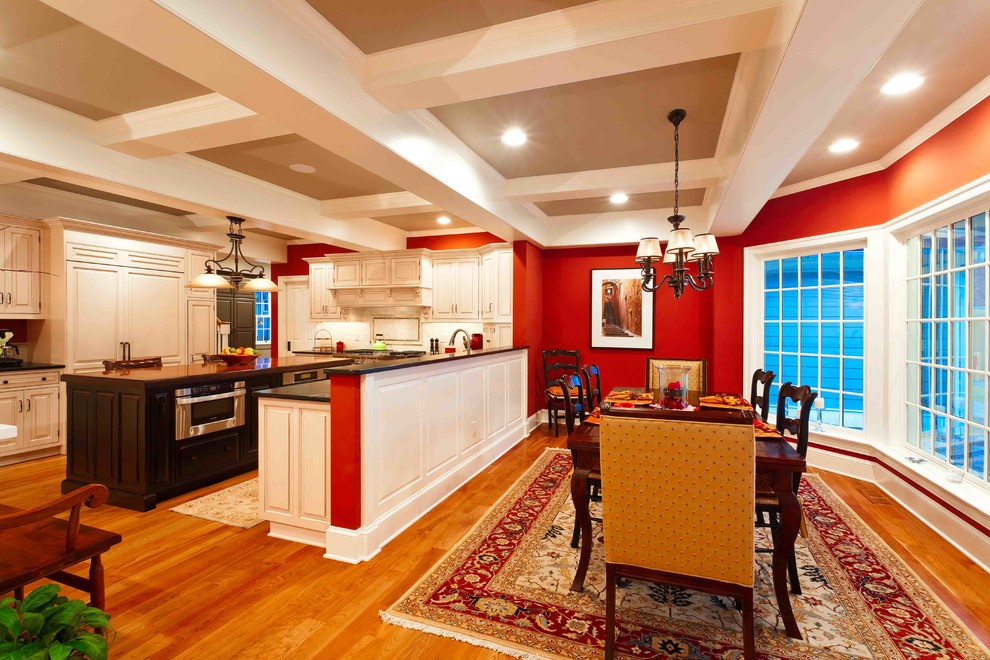 Пример оригинального дизайна: кухня-столовая среднего размера в стиле неоклассика (современная классика) с красными стенами и паркетным полом среднего тона