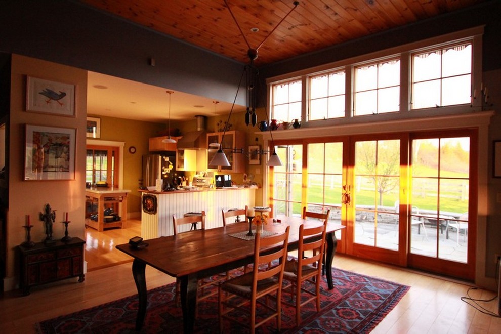 Immagine di una sala da pranzo aperta verso la cucina boho chic di medie dimensioni con parquet chiaro