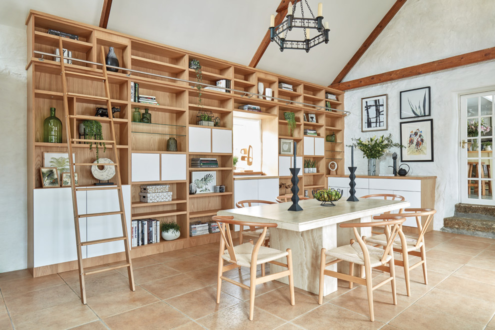 Inspiration pour une salle à manger traditionnelle de taille moyenne avec un sol en carrelage de céramique, un sol beige et un mur blanc.